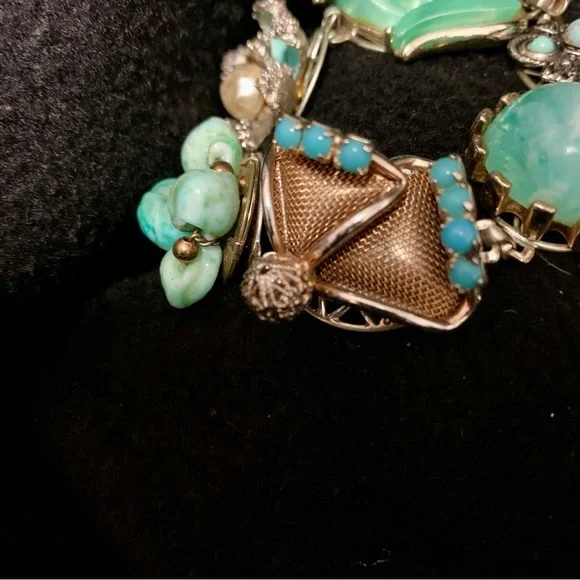 Vintage 1950s/60s Turquoise Tone Charm Bracelet – Gold Tone – Unsigned - Picture 3 of 8